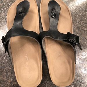 Madden Girl Sandals comes with box